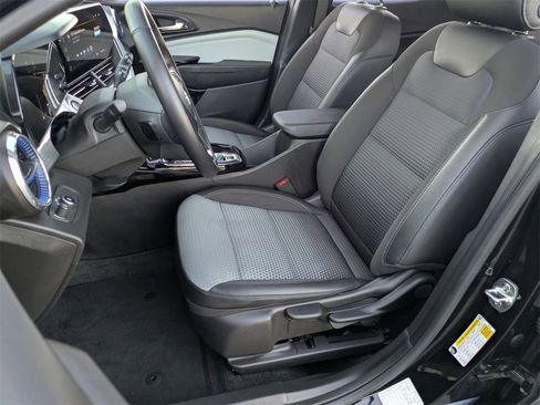 Used 2025 Chevrolet Trax LT w/ LT Convenience Package image 14