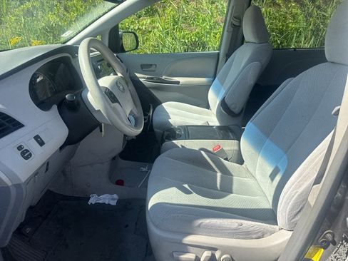 Used 2011 Toyota Sienna LE image 12