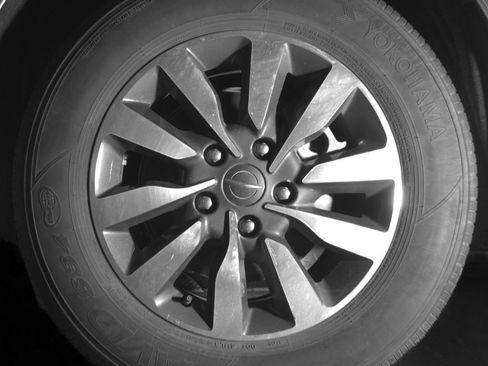 Used 2024 Chrysler Pacifica Limited FWD image 14