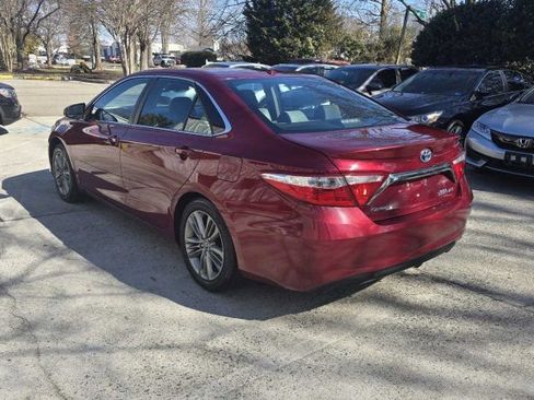 Used 2015 Toyota Camry SE w/ Moonroof Package image 3