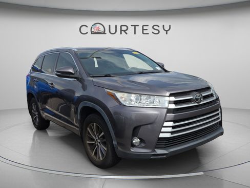 Used 2018 Toyota Highlander XLE FWD image 3