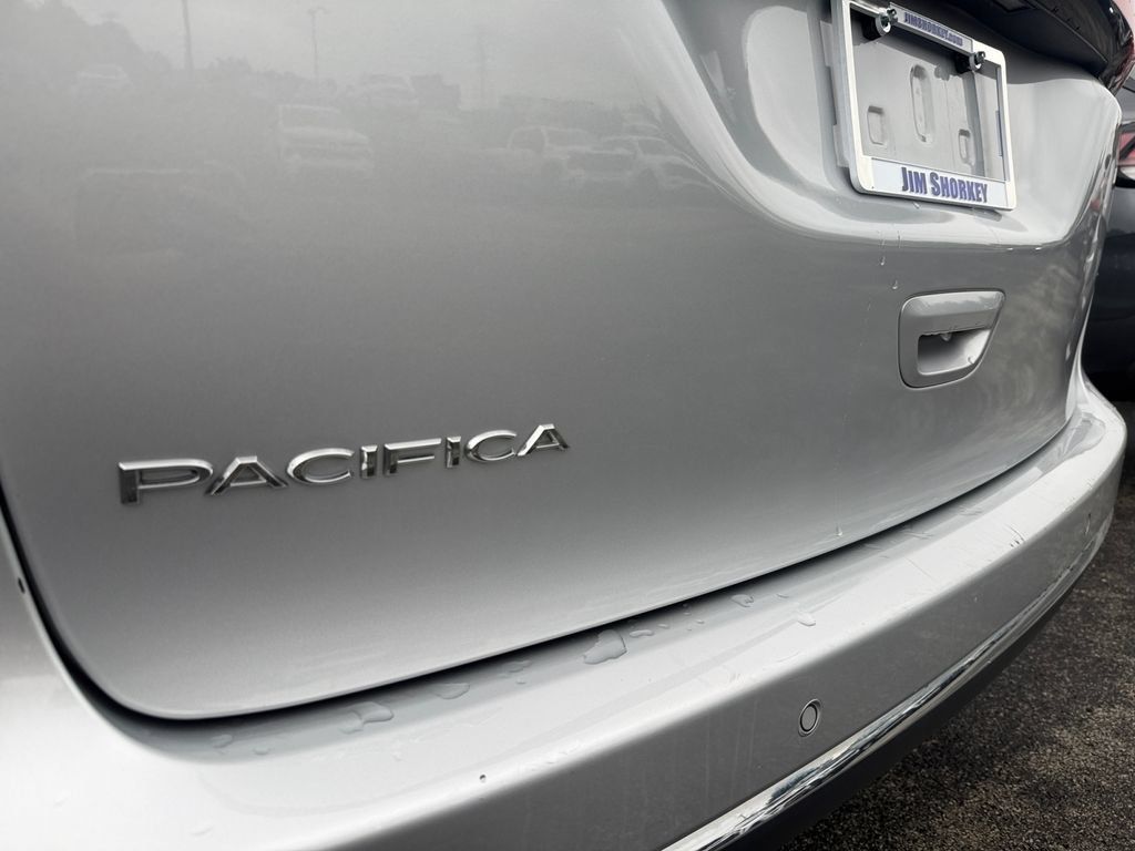 Used 2023 Chrysler Pacifica Touring-L FWD image 32