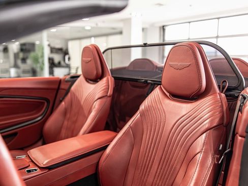 Used 2022 Aston Martin DB11 Volante image 16