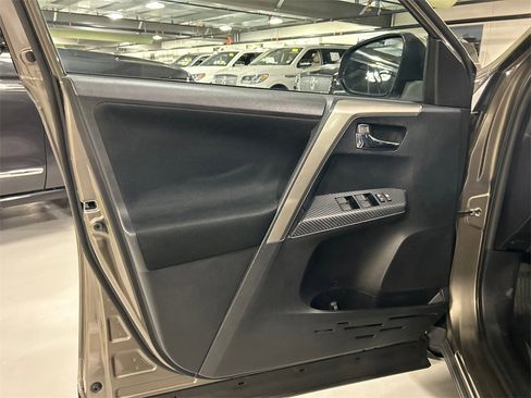 Used 2015 Toyota RAV4 XLE image 9