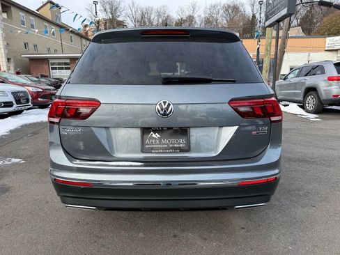 Used 2018 Volkswagen Tiguan SE w/ Panoramic Sunroof Package image 9