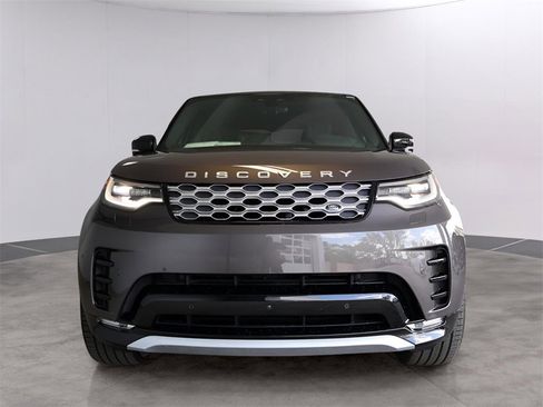 Used 2025 Land Rover Discovery Metropolitan Edition image 3