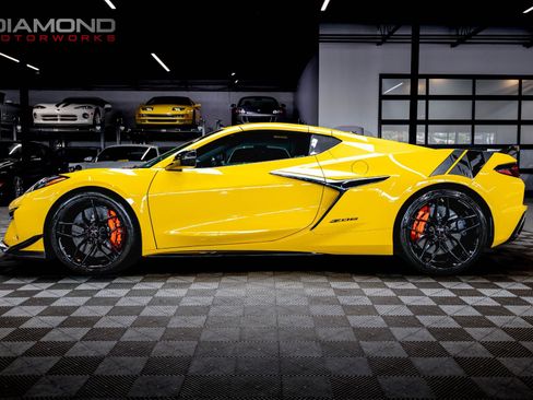 Used 2025 Chevrolet Corvette Z06 w/ Battery Protection Package RWD image 11