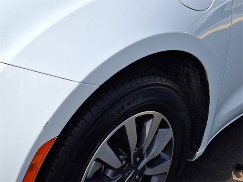 Used 2024 Chrysler Pacifica Select image 10