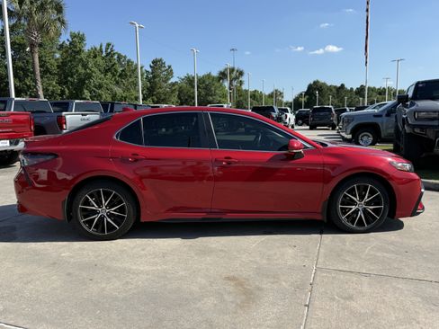 Used 2024 Toyota Camry SE FWD image 3