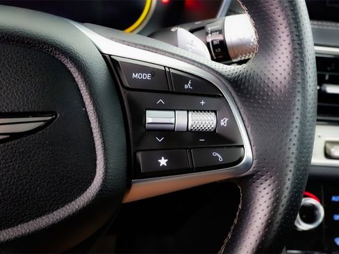 Used 2025 Genesis G70 2.5T image 23