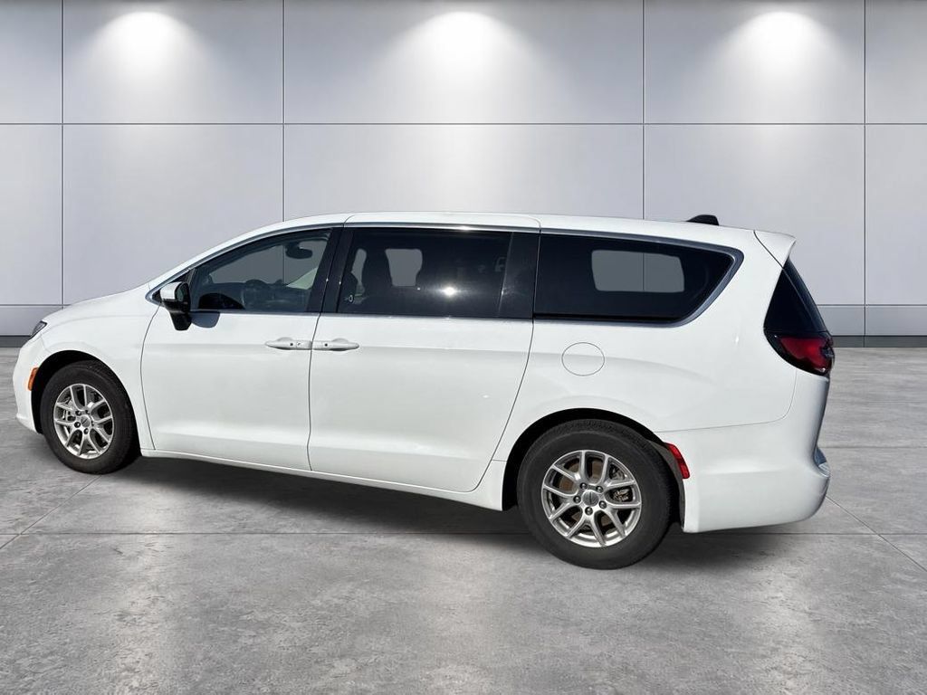 Used 2023 Chrysler Pacifica Touring-L FWD image 8