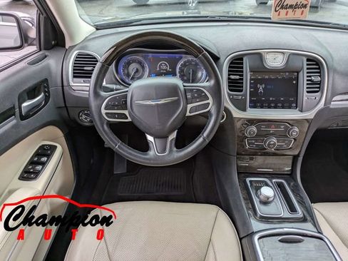 Used 2018 Chrysler 300 Limited RWD image 17