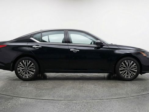 Used 2025 Nissan Altima 2.5 SV image 11