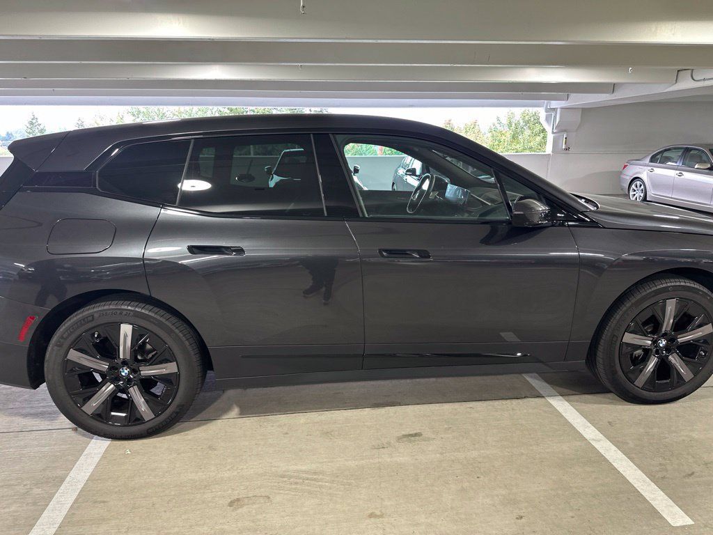 Used 2024 BMW iX xDrive50 w/ Premium Package AWD/4WD image 7