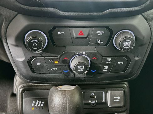 Used 2022 Jeep Renegade Latitude w/ Convenience Group AWD/4WD image 24