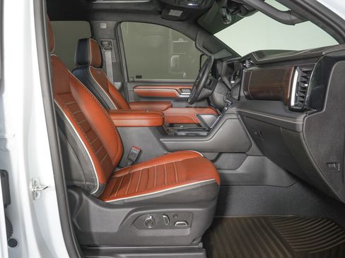 Used 2026 GMC Sierra 3500 Denali Ultimate AWD/4WD image 9