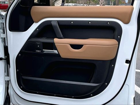 Used 2025 Land Rover Defender 110 X-Dynamic SE image 21