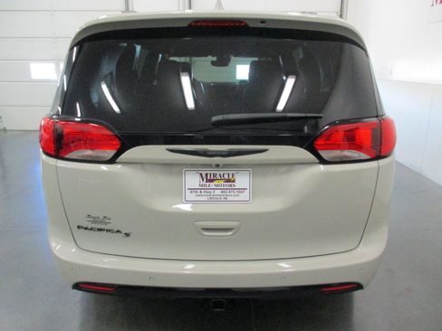 Used 2020 Chrysler Pacifica Touring-L Plus image 5