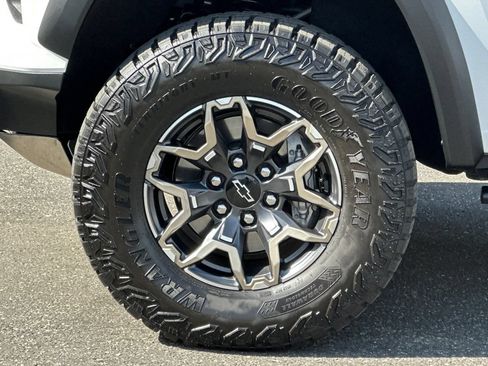 Used 2026 Chevrolet Colorado ZR2 w/ Technology Package AWD/4WD image 28