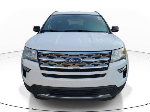 Used 2018 Ford Explorer XLT image 2
