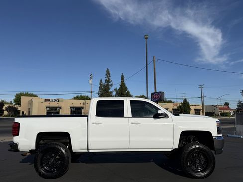 Used 2018 Chevrolet Silverado 1500 LT w/ LT Eassist Package AWD/4WD image 2