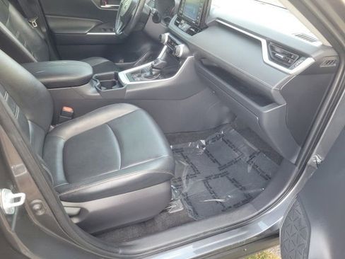 Used 2020 Toyota RAV4 XLE Premium FWD image 11