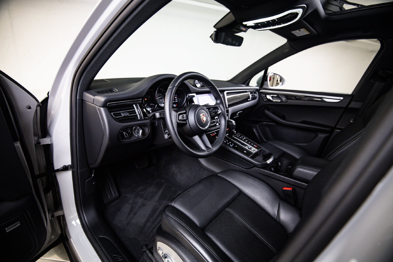 Certified 2025 Porsche Macan AWD/4WD image 4