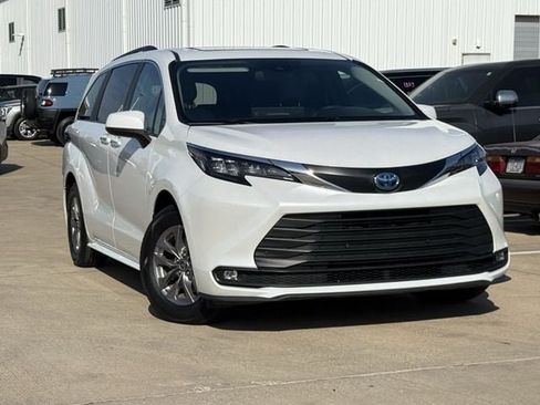 Used 2025 Toyota Sienna XLE FWD image 2