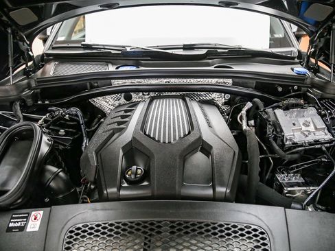 Certified 2025 Porsche Macan AWD/4WD image 32