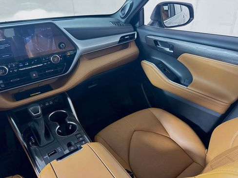 Used 2023 Toyota Highlander Platinum image 24