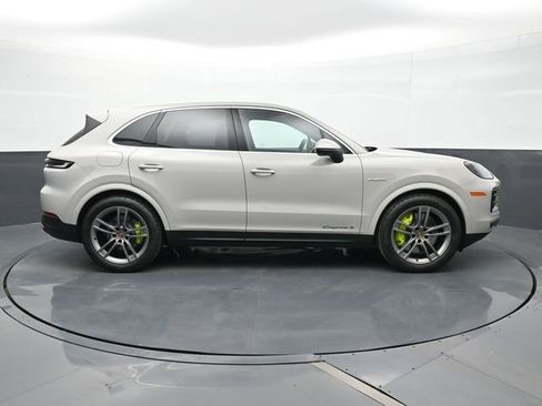 Certified 2025 Porsche Cayenne S AWD/4WD image 24