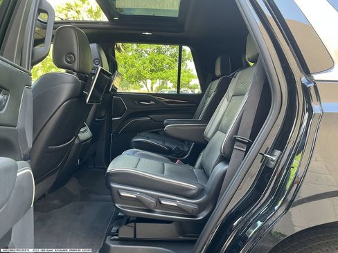 Used 2023 Cadillac Escalade Premium Luxury RWD image 9