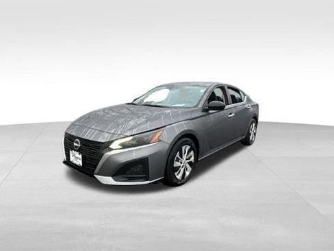 Used 2024 Nissan Altima 2.5 S image 2