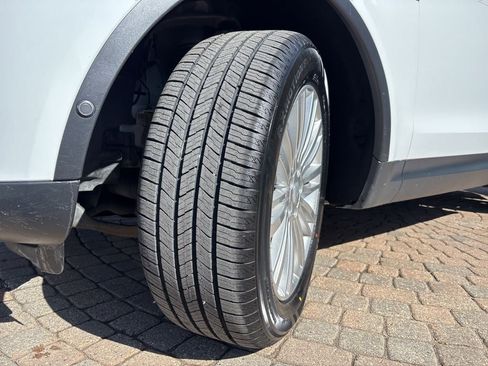 Used 2018 Land Rover Discovery HSE image 10