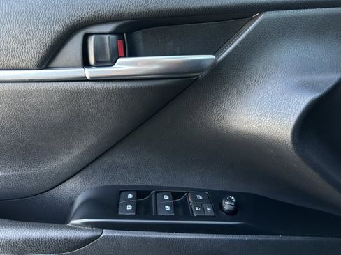 Used 2018 Toyota Camry SE image 14