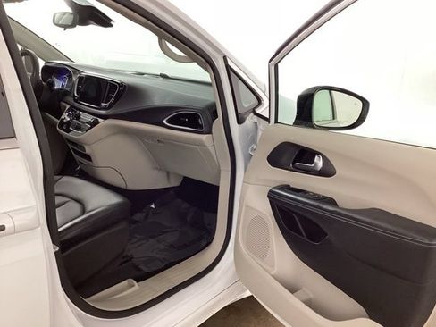 Used 2024 Chrysler Pacifica Limited FWD image 17