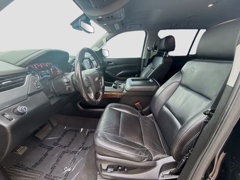 Used 2020 Chevrolet Suburban LT w/ Luxury Package RWD image 18