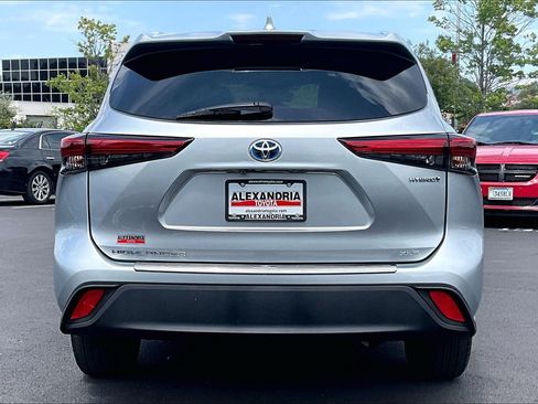 Used 2022 Toyota Highlander XLE FWD image 4