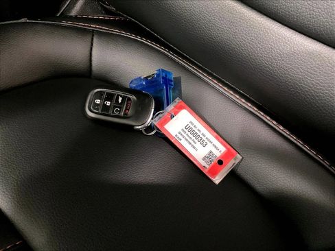 Used 2025 Honda Pilot TrailSport image 32