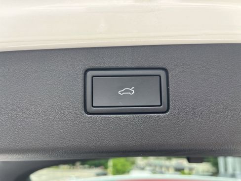 Certified 2025 Volkswagen Tiguan SE AWD/4WD image 30