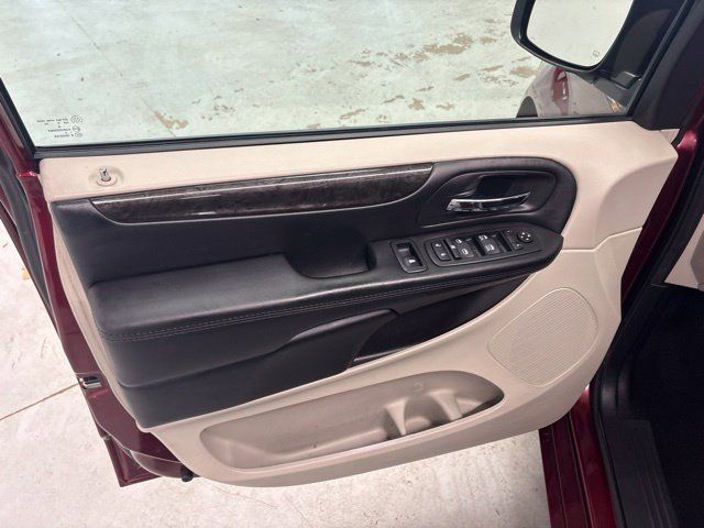 Used 2019 Dodge Grand Caravan SE w/ UConnect Hands-Free Group FWD image 14