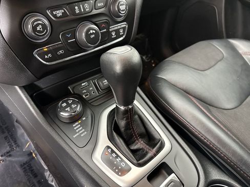 Used 2016 Jeep Cherokee Trailhawk w/ Cold Weather Group AWD/4WD image 32