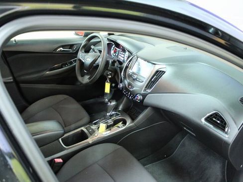 Used 2017 Chevrolet Cruze LT image 11
