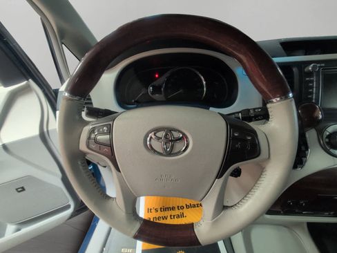 Used 2011 Toyota Sienna Limited image 13