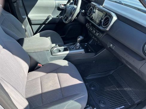 Used 2018 Toyota Tacoma TRD Sport image 21