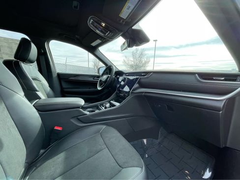 New 2025 Jeep Grand Cherokee Altitude image 28