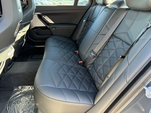 Used 2025 BMW 740i w/ Premium Package image 32