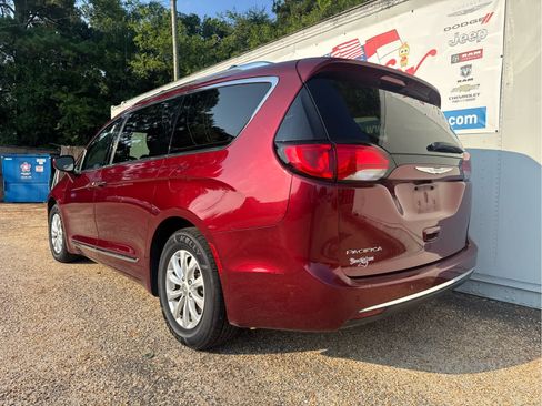 Used 2018 Chrysler Pacifica Touring-L FWD image 8