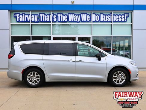 Used 2024 Chrysler Pacifica Touring-L FWD image 1
