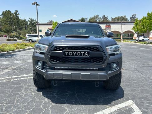 Used 2017 Toyota Tacoma TRD Sport AWD/4WD image 2